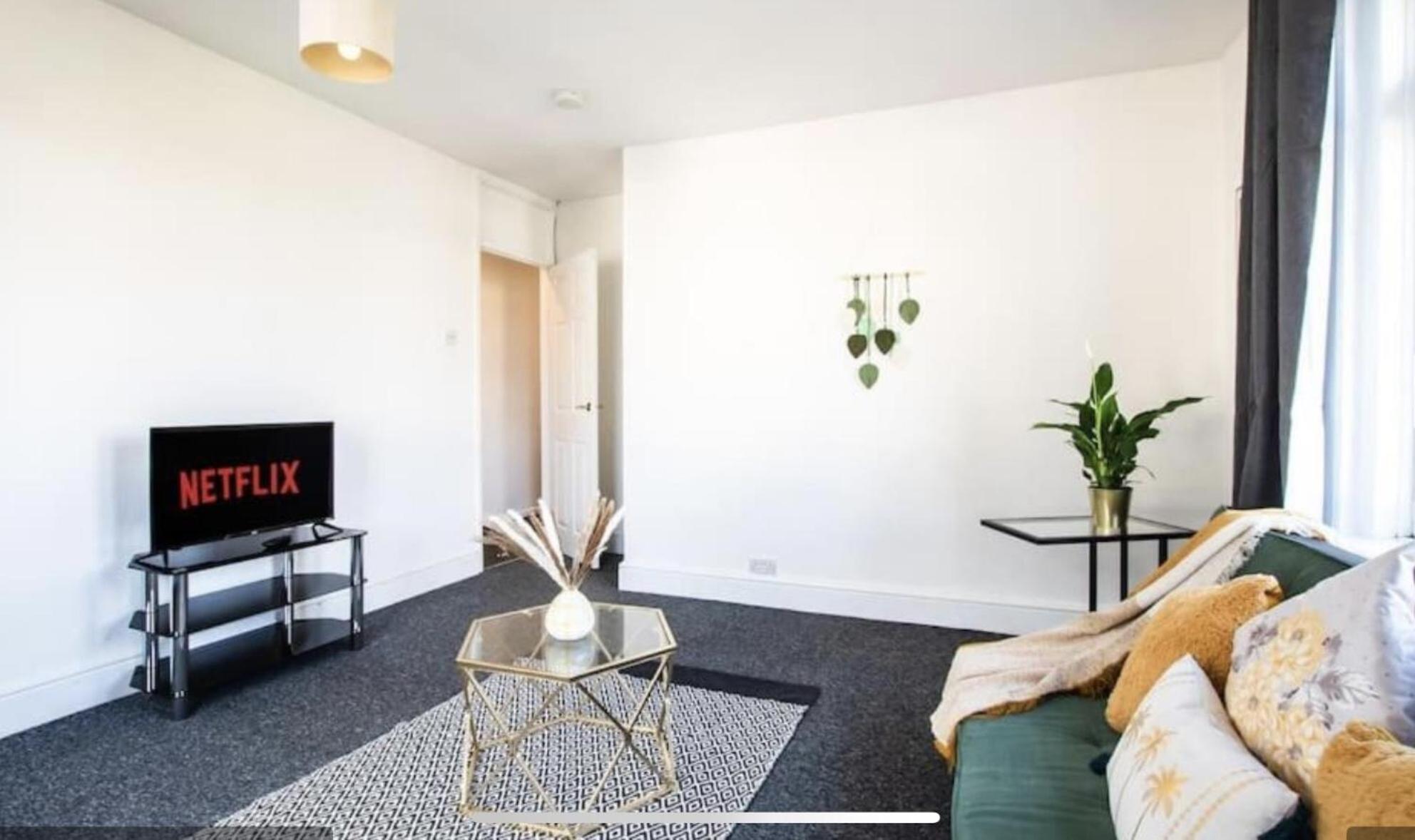 A Cosy 2 Bed Flat In Apartment Swindon